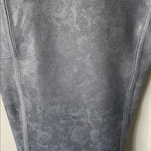 ZYIA NWT Slate Floral Pocket Light In Tight 7/8 24” Leggings Metallic Size 2 - Picture 10 of 11